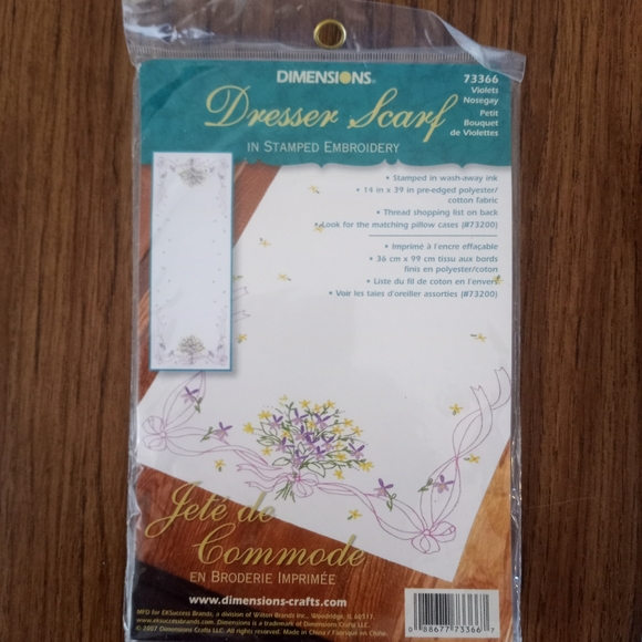 Dresser Scarf in Stamped Embroidery Cross stitch kit - Picture 1 of 2
